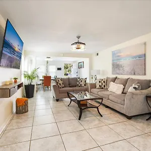  Holiday home 5 Minutes Walk To 4br/2baths United States